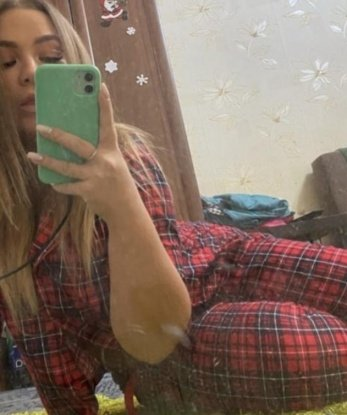 Я готова исполнить все твои желания и фантазии, создавая незабываемую атмосферу страсти и ласки. У меня шикарная фигура, умопомрачительные губы и нежные руки, которые знают, как доставить истинное наслаждение. Мои услуги разнообразны: от классического массажа до эксклюзивных эротических игр с использованием разных игрушек 😉 У меня есть положительные отзывы от моих постоянных клиентов, которые наслаждаются каждой нашей встречей. Ты можешь оставиться анонимным, я всегда соблюдаю конфиденциальность. Зайди на мою страницу, чтобы посмотреть фото и ознакомиться с подробностями. Жду тебя, чтобы сделать Москву еще горячей! 🔥 Заринка